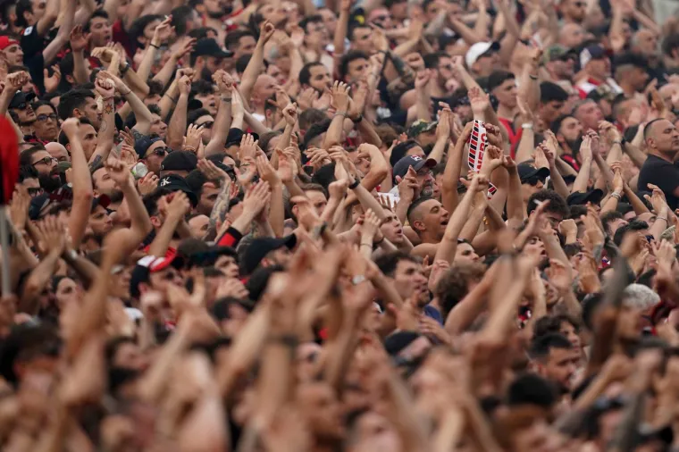 Pogledajte nevjerojatne scene nakon &scaron;to je Milan osvojio titulu: Gorjelo je na stadionu i ispred njega, ovi prizori obilaze svijet