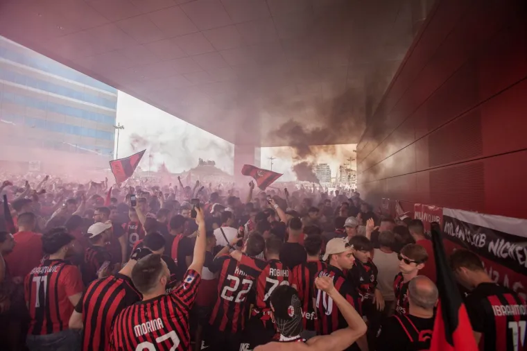 Pogledajte nevjerojatne scene nakon &scaron;to je Milan osvojio titulu: Gorjelo je na stadionu i ispred njega, ovi prizori obilaze svijet