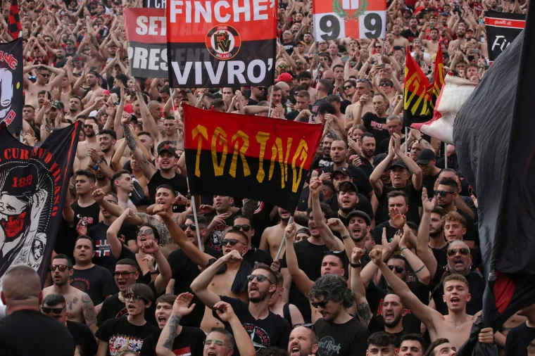 Pogledajte nevjerojatne scene nakon &scaron;to je Milan osvojio titulu: Gorjelo je na stadionu i ispred njega, ovi prizori obilaze svijet