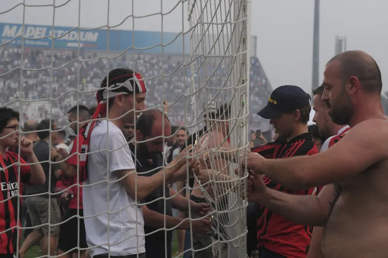 Pogledajte nevjerojatne scene nakon &scaron;to je Milan osvojio titulu: Gorjelo je na stadionu i ispred njega, ovi prizori obilaze svijet