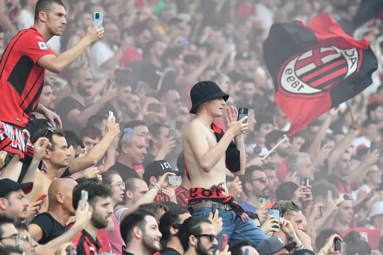 Pogledajte nevjerojatne scene nakon &scaron;to je Milan osvojio titulu: Gorjelo je na stadionu i ispred njega, ovi prizori obilaze svijet