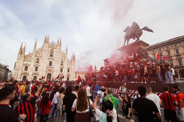 Pogledajte nevjerojatne scene nakon &scaron;to je Milan osvojio titulu: Gorjelo je na stadionu i ispred njega, ovi prizori obilaze svijet