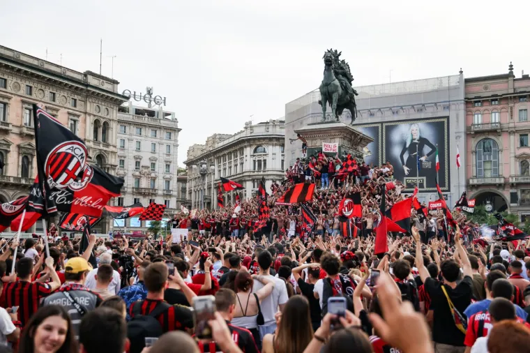 Pogledajte nevjerojatne scene nakon &scaron;to je Milan osvojio titulu: Gorjelo je na stadionu i ispred njega, ovi prizori obilaze svijet