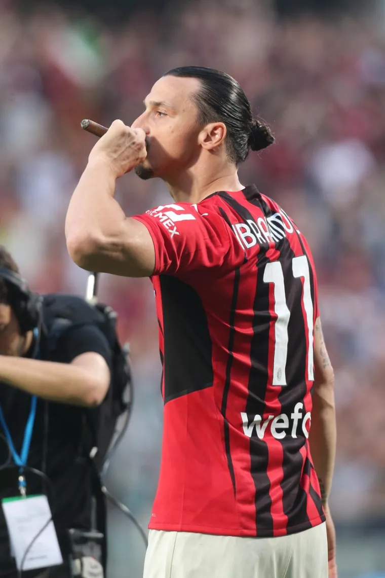 Zlatan Ibrahimović s cigarom u ustima proslavio titulu, napravio je pravi show na stadionu