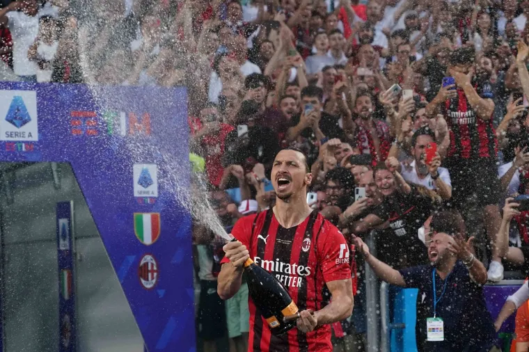 Zlatan Ibrahimović s cigarom u ustima proslavio titulu, napravio je pravi show na stadionu