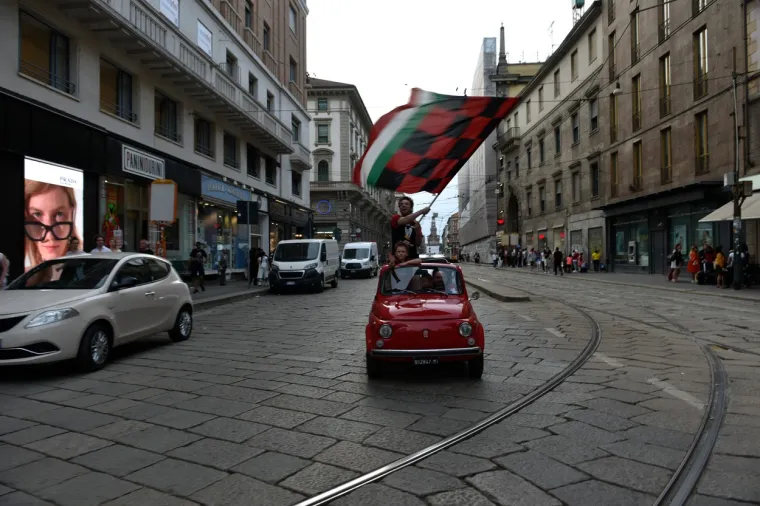 Ludnica na ulicama Milana nakon osvajanja naslova