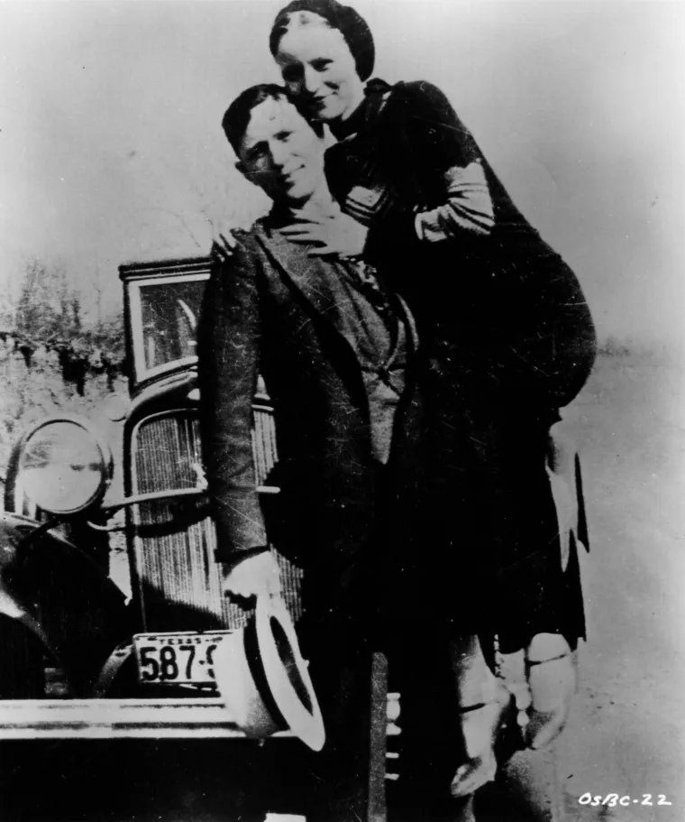 Bonnie i Clyde/Fotografija iz 1930.: Nekoliko izvještaja opisuje prvi susret Parker i Barrowa. Najvjerodostojniji navodi da su se sreli 5. siječnja 1930. u kući Barrowova prijatelja Clarencea Claya u ulici Herbert 105 u West Dallasu. Barrow je imao 20 godina, a Parker 19. Parker je bila bez posla i ostala je s prijateljicom kako bi joj pomogla tijekom oporavka od slomljene ruke. Barrow je svratio do djevojčine kuće dok je Parker u kuhinji pripremala toplu čokoladu. Većina povjesničara vjeruje da se Parker pridružila Barrowu jer se zaljubila u njega. Ostala je njegov odani pratilac dok su izvršavali svoje brojne zločine i čekali nasilnu smrt koju su smatrali neizbježnom.