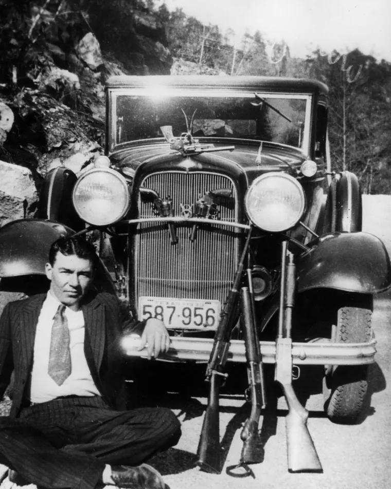 Fotografija iz 1930-ih W.D. Jonesa, koji je s Bonnie Parker počinio nekoliko oružanih pljački i ubojstava iz 1932. u Sjedinjenim Državama. W.D. Jones je bio član Barrow Ganga koji je formirao s Bonnie Parker, ozloglašenim partnerima u pljački poznatim kao Bonnie i Clyde, koji su pljačkali i ubijali u Sjedinjenim Državama tijekom dvije godine sve dok nisu ubijeni na policijskoj blokadi ceste u Louisiani 1934. 