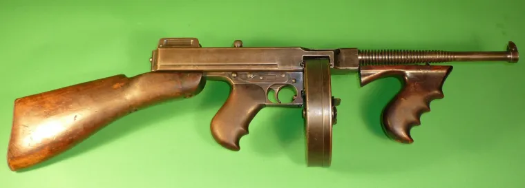 Ova fotografija je od 4. siječnja 2012. zahvaljujući Mayo Auction &amp; Realty i prikazuje laku strojnicuThompson 45 kalibra model 1921A - serijski broj 4208, povijesno vatreno oružje za koje se vjeruje da su ga posjedovali i koristili odmetnici Clyde Barrow i Bonnie Parker. Pradjedu prodavača, koji je u to vrijeme bio u policiji, laku strojnicu je dao drugi mirovni časnik koji je zaplijenio oružje nakon napada na njih dvojicu u Joplinu, Missouri, u travnju 1933.