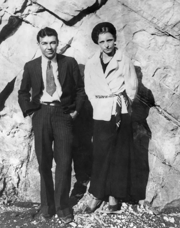 Fotografija snimljena ranih 30-ih (između 1932. i 1934.) zloglasnih partnera u pljački Bonnie Parker i W.D. Jonesa. W.D. Jones je bio član bande Barrow, čije je širenje po južnom srednjem zapadu u ranim godinama Velike depresije postalo dio američkog kriminalnog miljea. Jones je radio s Clyde Barrowom i Bonnie Parker osam i pol mjeseci, od Badnje večeri 1932. do početka rujna 1933. On i još jedan član bande po imenu Henry Methvin bili su konsolidirani u lik &quot;C.W. Moss&quot; u filmu Bonnie i Clyde (1967.) . &quot;Moss je bio glupi klinac koji je obavljao zadatke i radio ono što mu je Clyde rekao&quot;, rekao je Jones kasnije. &quot;To sam bio ja, u redu.&quot;
