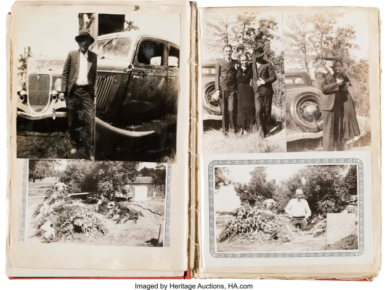 Gore lijevo se nalaze Clydeov otac Henry Barrow pored automobila prožetog metkom, Bonnie i Clyde s nepoznatim suučesnikom, otac Henry na obiteljskoj grobnici. Nevjerojatan obiteljski album najozloglašenijeg američkog ganster para izašao je na vidjelo. Nikad viđene fotografije Bonnie i Clydea izašle su na vidjelo uz pjesme koje je napisao zloglasni kriminalistički dvojac. Zbirka fotografija koja prvenstveno datira iz 1933. i 1934. uključuje fotografije slavnih bjegunaca u bijegu i automobila punih rupa od metaka. Drugi prikazuju Clydeova brata Bucka Barrowa, njegovu ženu Blanche i druge članove zloglasne Barrow bande. Jedna fascinantna pjesma, koju je Clyde napisao u rujnu 1933., pokazuje suosjećajnu stranu bjegunca dok moli za oprost za ono što su učinili, čak sebe i Bonnie opisuje kao grešnike.