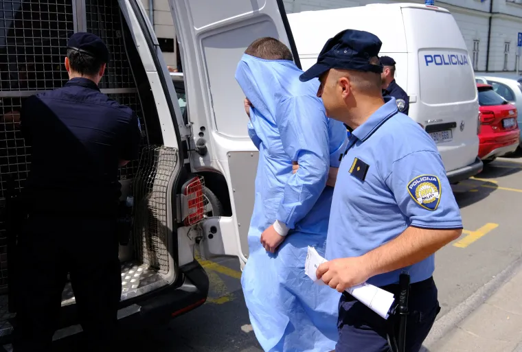 Torcidaši skrivenih lica izvedeni pred sud: DORH traži istražni zatvor za 44 navijača