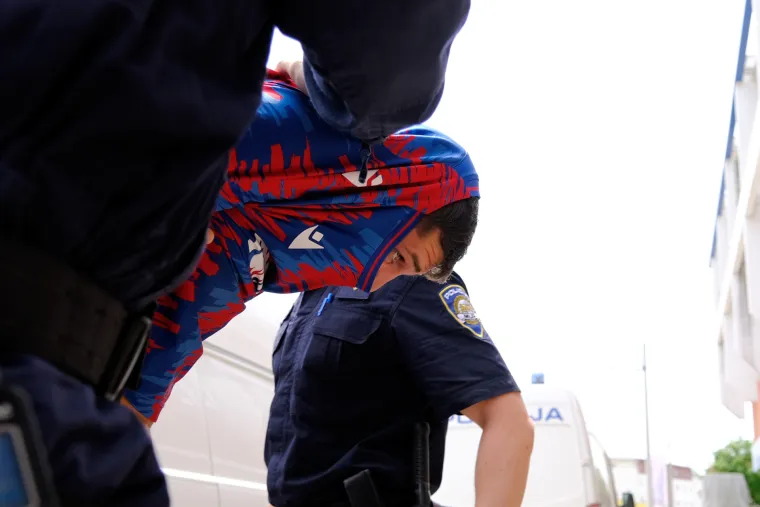 Torcida&scaron;i skrivenih lica izvedeni pred sud: DORH traži istražni zatvor za 44 navijača