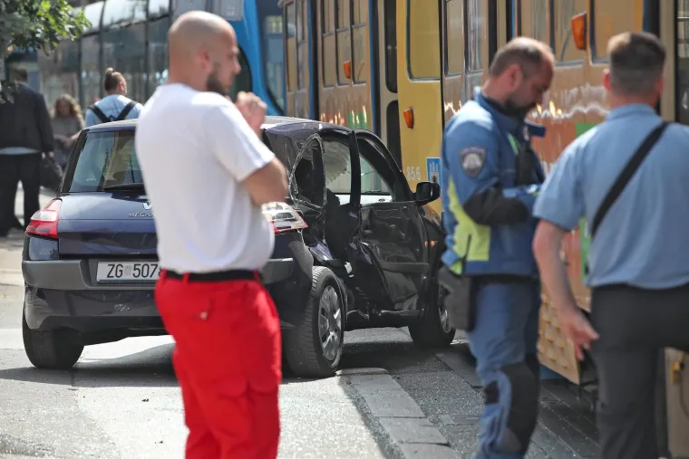 Sudar tramvaja i automobila