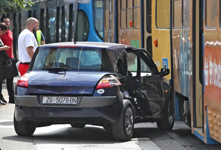 Sudar tramvaja i automobila
