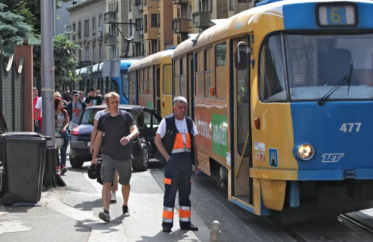 Sudar tramvaja i automobila