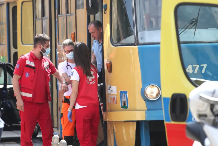 Sudar tramvaja i automobila