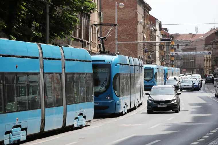 Sudar tramvaja i automobila