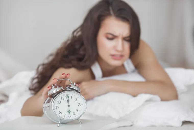 Rashladite cijelu sobu tako da prebacite mokru plahtu preko otvorenog prozora. Lagani povjetarac će u kratkom vremenu sniziti temperaturu sobe.