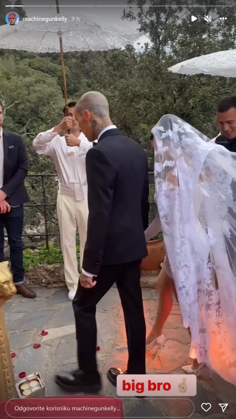 Kourtney Kardashian i Travis Barker presvukli se u crninu, a skidanje podvezice bilo je čista erotika
