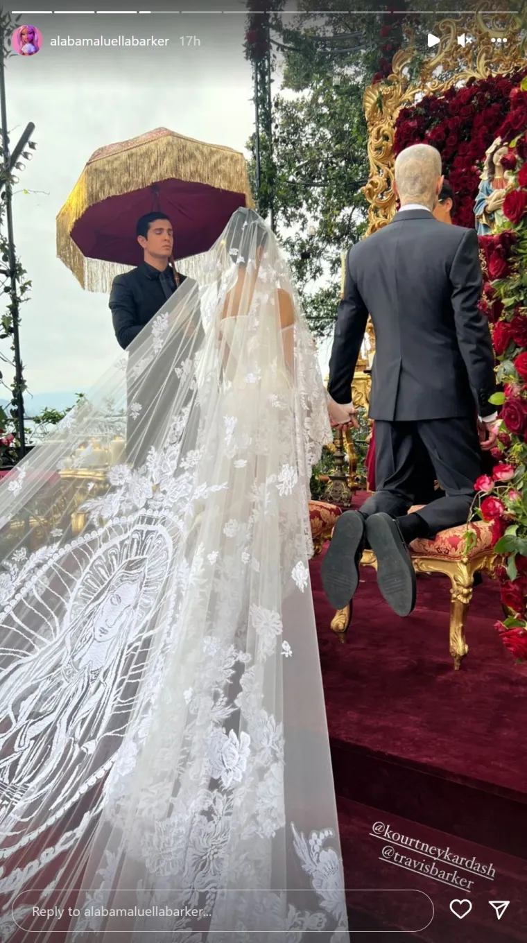 Kourtney Kardashian i Travis Barker presvukli se u crninu, a skidanje podvezice bilo je čista erotika