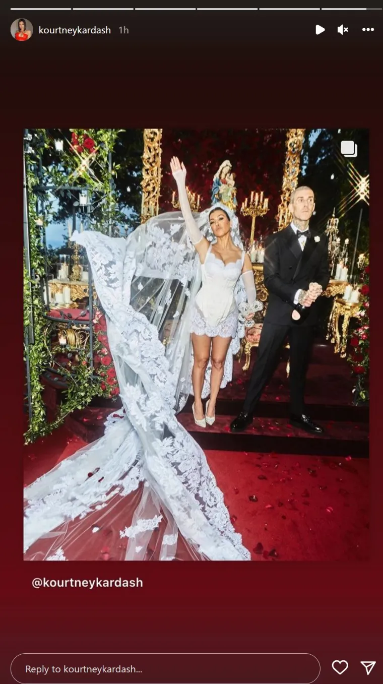 Kourtney Kardashian i Travis Barker presvukli se u crninu, a skidanje podvezice bilo je čista erotika