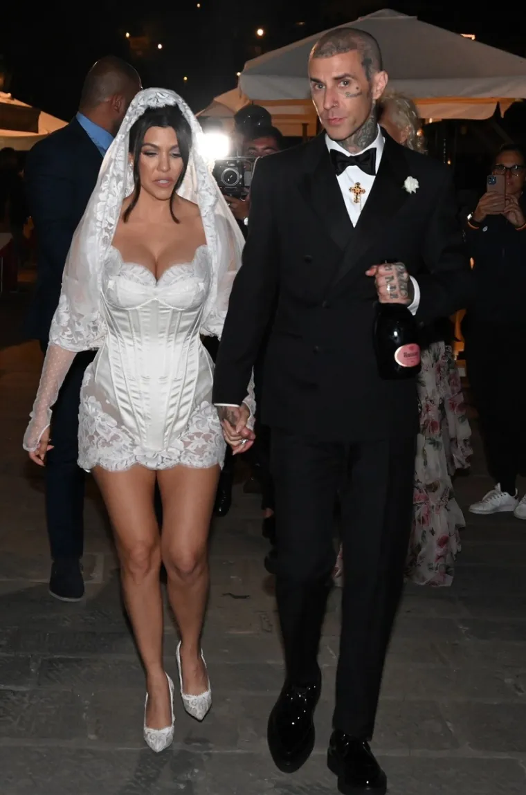 Kourtney Kardashian i Travis Barker presvukli se u crninu, a skidanje podvezice bilo je čista erotika