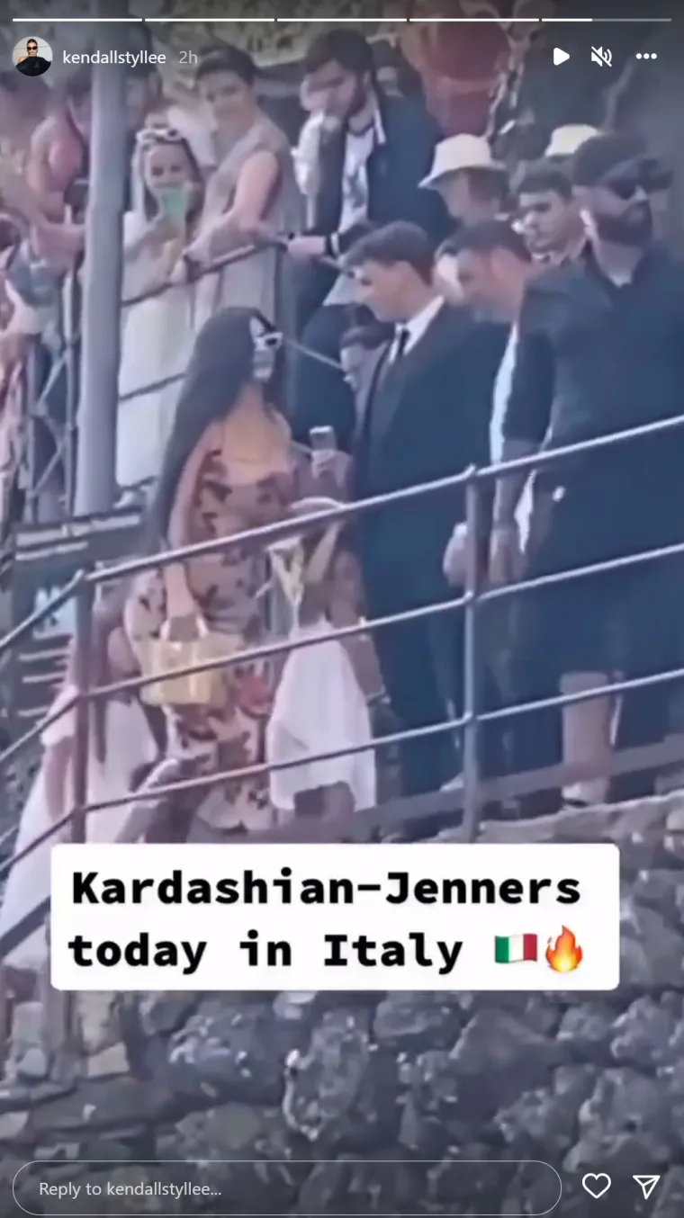 Kourtney Kardashian i Travis Barker presvukli se u crninu, a skidanje podvezice bilo je čista erotika