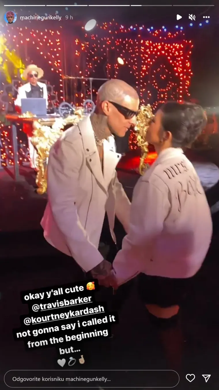 Kourtney Kardashian i Travis Barker presvukli se u crninu, a skidanje podvezice bilo je čista erotika