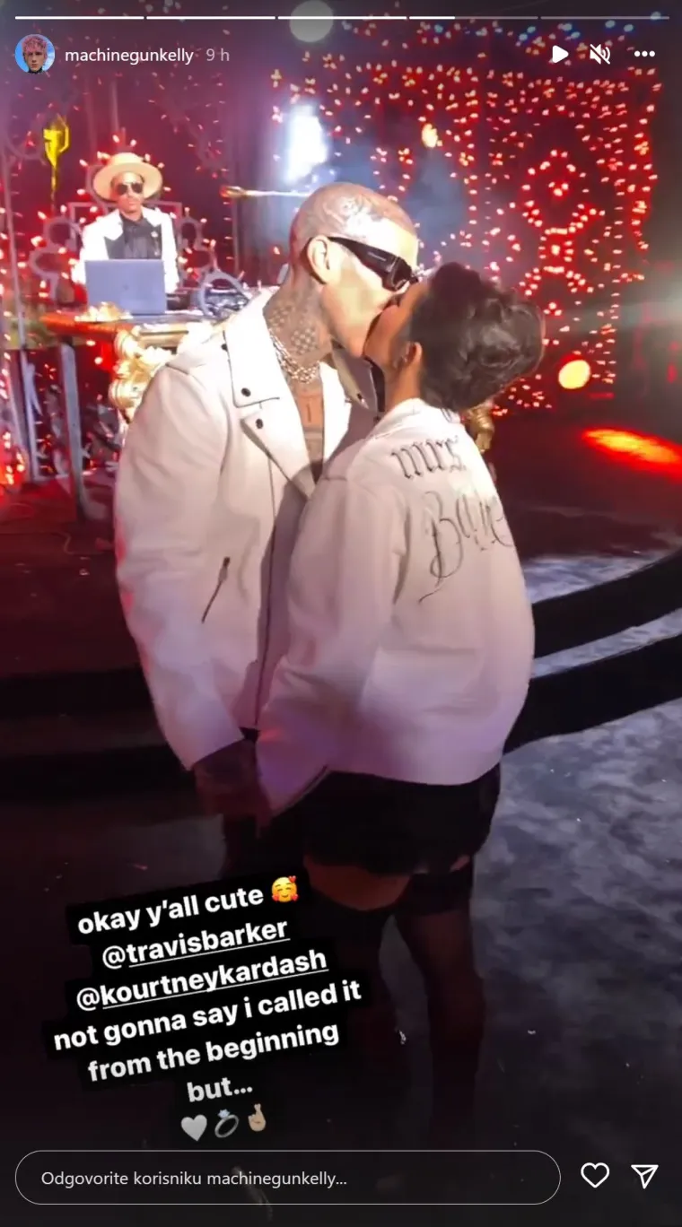 Kourtney Kardashian i Travis Barker presvukli se u crninu, a skidanje podvezice bilo je čista erotika