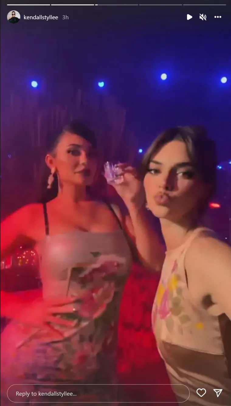 Kourtney Kardashian i Travis Barker presvukli se u crninu, a skidanje podvezice bilo je čista erotika