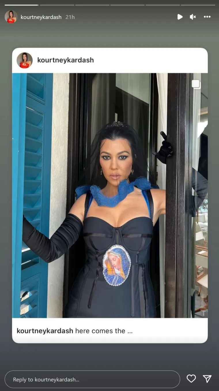 Kourtney Kardashian i Travis Barker presvukli se u crninu, a skidanje podvezice bilo je čista erotika