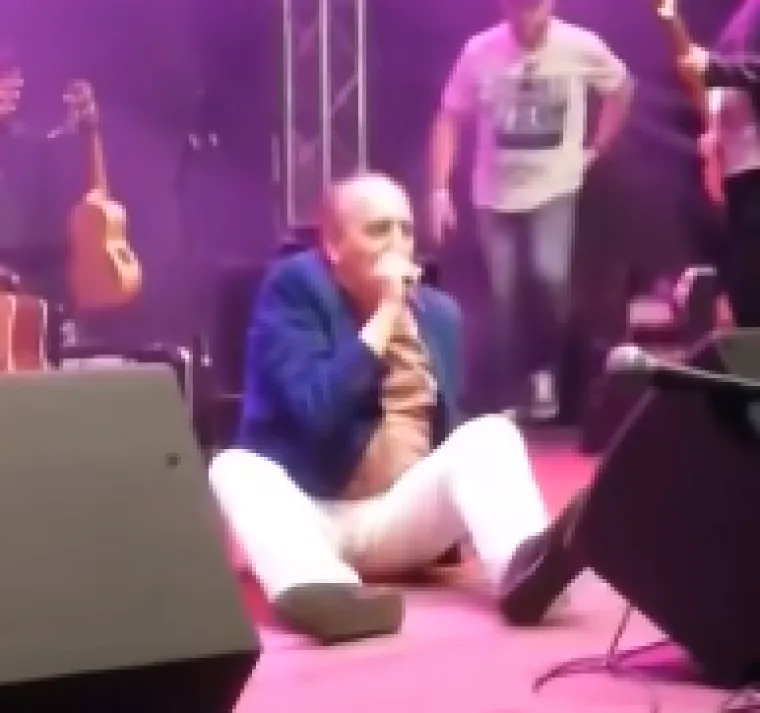 Grdovićev menadžer Ljubo nije htio da se koncert održi jer je pjevač bio jako pijan, no organizatori su Ljubu ipak uspjeli nagovoriti da Mladen izađe na binu. &quot;Gospodin Ljubo bio je bez riječi. Uhvatio se za glavu i tako je stajao par minuta. Onda je prišao lokalnim organizatorima i predložio im da se koncert otkaže. Oni su isto vidjeli u kojem je stanju Grdović, ali su uspjeli gospodina Ljubu nagovoriti da Grdović ipak izađe na scenu i pokuša nešto otpjevati. To je završilo katastrofom, jer pjevač se nekako uspeo na binu i onda je pred 7000 ljudi umjesto &apos;Dobra večer, Koper&apos; rekao Dobra večer, Osijek&quot;, kazali su izvori za Jutarnji.