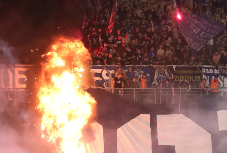 "Neka gori sve, Dinamo je prvak" bila je poruka Boysa nakon požara kojeg su izazvali u zadnjem kolu protiv Hajduka. Zapaljen je novi, glavni transparent Bad Blue Boysa nakon spektakularne bakljade na Sjeveru. Iako su Boysi prije nekoliko mjeseci predstavili ovaj transparent i vjerovano dugo skupljali sredstva za njega, nisu se previ&scaron;e zamarali. Najbitnije im je bilo da je titula ostala na Maksimiru. O transparentu će razmi&scaron;ljati kada za to dođe vrijeme. Ova priča bi, da nije bilo stravičnog sukoba na autocesti između Torcide i policije, sigurno puno jače odjeknula.