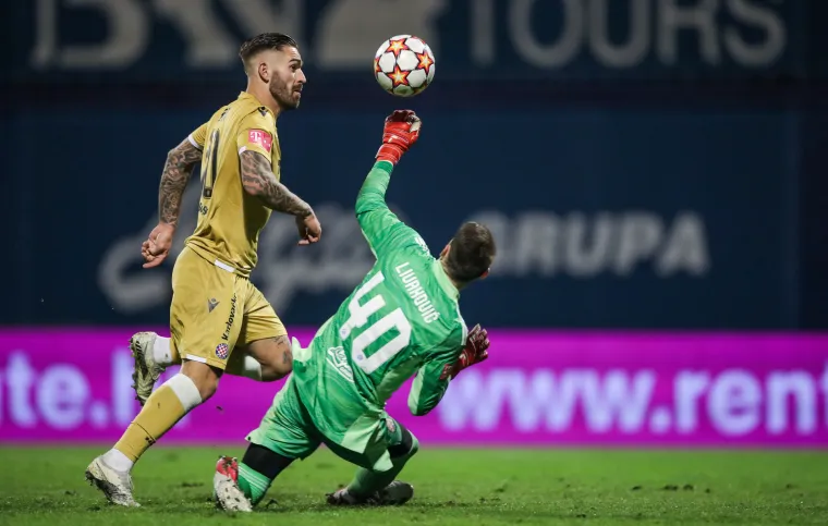 Kažu, mora biti jedan Marko Livaja na ovoj listi. Mora, za koga god navijali, Marka Livaja je činjenično i statistički najbolji igrač HNL-a i glavni lik ove sezone domaćeg nogometa. Vukao je Hajduk, a jak Hajduk znači i zanimljivo prvenstvo. Za najbolji trenutak ovogodi&scaron;njeg HNL-a izabrali smo njegov gol Dinamu na Maksimiru. Taj gol je svim obznanio kako će Hajduk ove godine biti veliki problem za Dinamo. Taj gol nam je pokazao da Dinamo vi&scaron;e nije dominantan i da može igrati HNL s pola snage. Livaja je majstorski reagirao u ovoj situaciji i od ove utakmice je nekako krenulo cijelo HNL ludilo. 