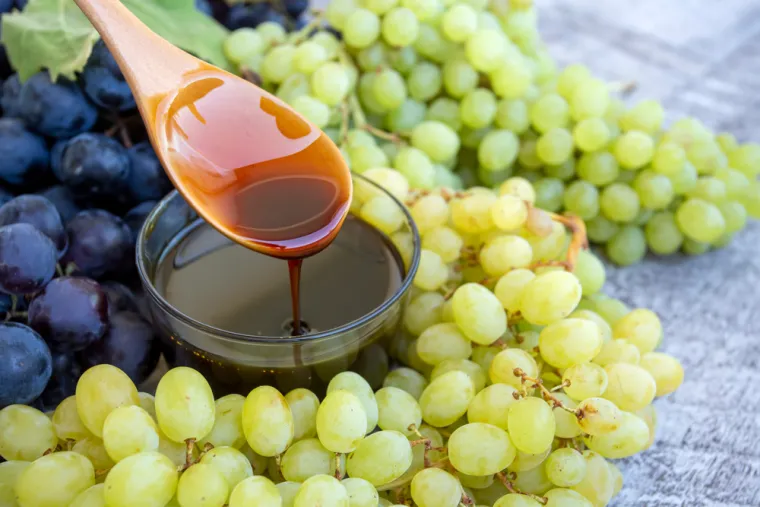 Grožđani sirup se pravi od zgnječenog grožđa i prokuhanog soka od grožđa koji je ohlađen i pretvoren u gustu pastu. Ne sadrži dodane šećere i pun je kroma, koji uključuje spermatogenezu, proces stanične diferencijacije koji osigurava proizvodnju sperme. Sirup od grožđa se može koristiti kao namaz, ili kao sastojak u kašama. U nekim zemljama na Mediteranu također se stvrdne i pretvori u slatku poslasticu koja se poslužuje s orasima ili bademima.

Sportaši konzumiraju sirup od grožđa kako bi podigli svoju energiju prije bavljenja sportom, dok se sirup može koristiti i za liječenje gripe i prehlade, ili pomoći majkama da se oporave od porođaja, ali je i prirodni afrodizijak.