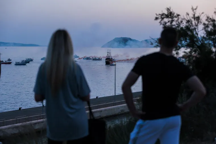Pogledajte prizore za pamćenje: Špalir brodica i bakljada u spomen na Mateja Periša