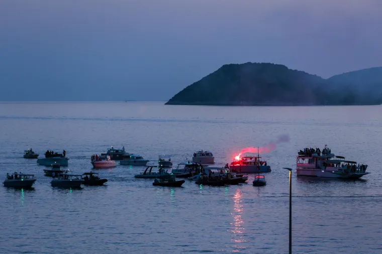 Pogledajte prizore za pamćenje: &Scaron;palir brodica i bakljada u spomen na Mateja Peri&scaron;a