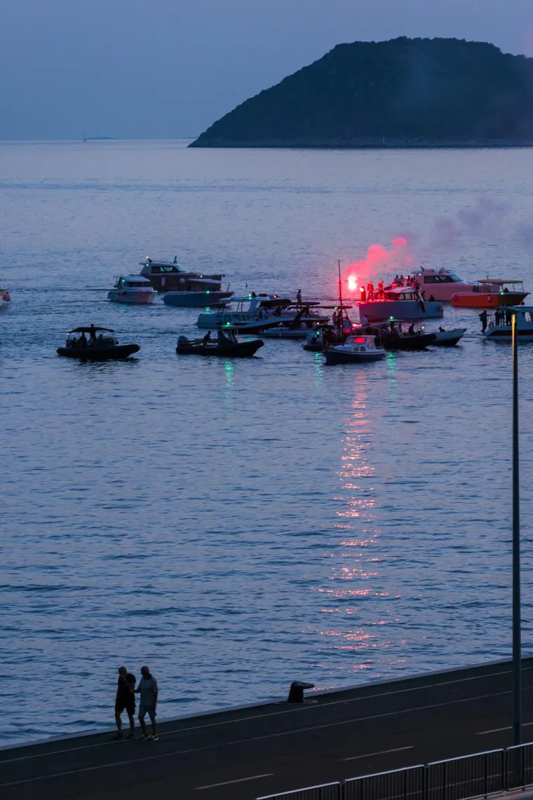 Pogledajte prizore za pamćenje: &Scaron;palir brodica i bakljada u spomen na Mateja Peri&scaron;a