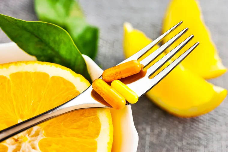 Sastojci vitaminskih infuzija su vitamin C, vitamin B1, vitamin B2, vitamin B3, vitamin B5, vitamin B6, vitamin B12, kalcij i kalij. Osim navedenih sastojaka, infuzije se individualno prilagođavaju svakom pacijentu te se ovisno od samih tegoba, liječničkog nalaza i dijagnostike, u infuzije mogu dodati i nesteroidni antiinflamatorni analgetici, opioidni analgetici, kortikosteroidi, bronhodilatatori, antibiotici, diuretici, antihistaminici, antifungicidi i dr.
