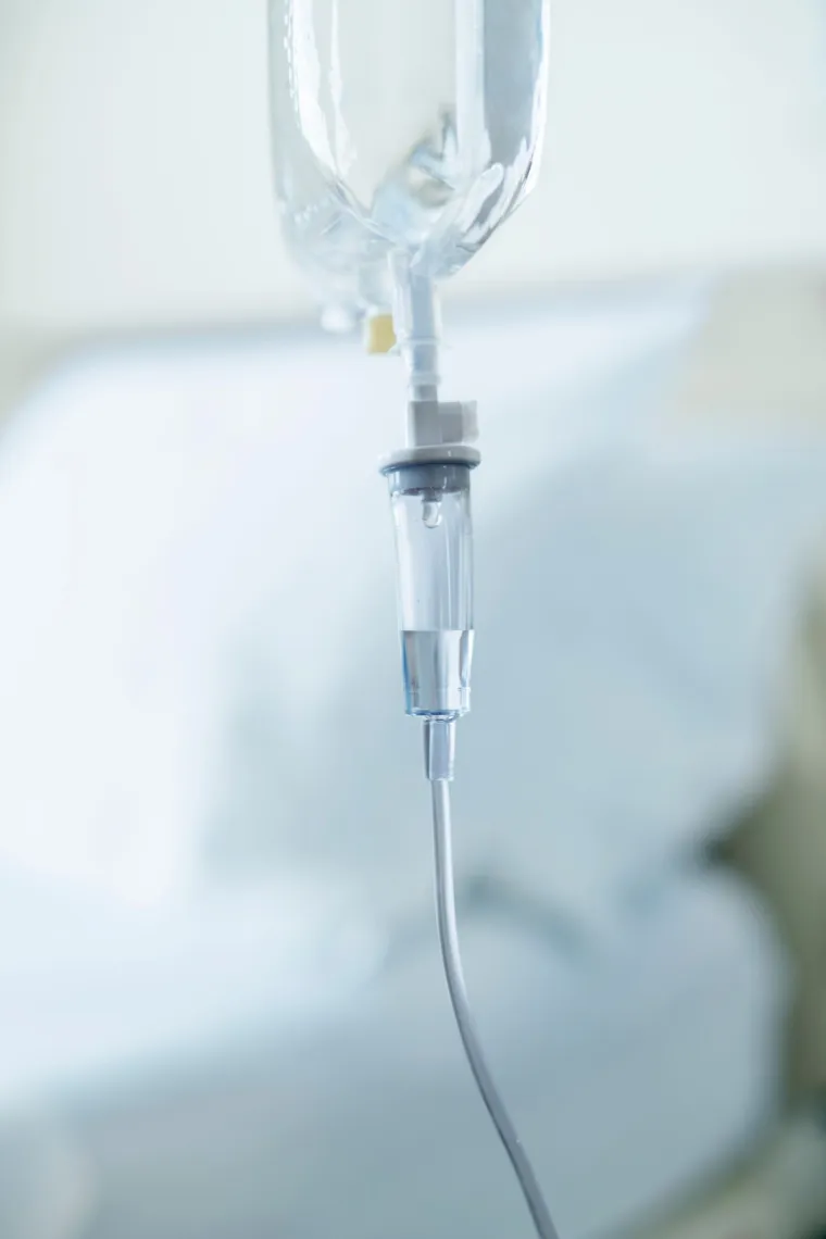 Osnovni uvjeti da se neki lijek može unijeti u organizam intravenski, putem infuzije su da bude izotoničan (ista osmolarnost, kao i osmolarnost krvi), da kiselost (pH vrijednost) bude kompatibilna s pH vrijednošću krvi i da primijenjeni sastojci budu topivi u vodi. Kada su u pitanju vitamini, za svaki hidrosolubilni vitamin postoje određene i dokazane dnevne potrebe u odgovarajućim mjernim jedinicama po danu, koje su određene za zdravu osobu, koja ne koristi bilo kakvu kroničnu terapiju, nije pušač, niti konzumira alkoholna pića te je umjereno fizički i umno aktivna. Međutim, dnevne potrebe za vitaminima mogu drastično varirati.