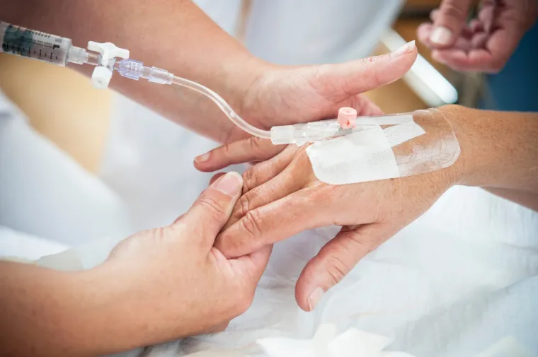 Dokazi o učinkovitosti intravenozne vitaminske infuzije: Dok su različite kliničke studije o učinkovitosti intravenozne vitaminske infuzije pronašle malo ili nimalo dokaza o značajnim poboljšanjima kada se mjere u usporedbi s placebom, veliki broj ponovne klijentele i potražnja znači da neki pojedinci osjećaju pozitivne prednosti. &quot;Vidjeli smo značajno povećanje u našim Under the Weather and Immunity IV u posljednjih šest tjedana&quot;, kaže glavni medicinski savjetnik i konzultant za anestetiku u Effect Doctorsu, dr. Will Buxton. &quot;Nakon izolacije s ljudima koji se ponovno miješaju, respiratorne i gastrointestinalne bakterijske i virusne zarazne bolesti porasle su u Ujedinjenom Kraljevstvu. Vidjeli smo ponovno klijente koji rezerviraju mjesečne injekcije imuniteta za cijelu zimsku sezonu unaprijed, kao i da imaju testove za provjeru razine željeza, vitamina D i B12.&quot;
