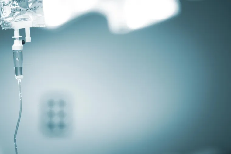 Nuspojave koje može uzrokovati: Kao i kod bilo kojeg tretmana gdje se igle zabadaju pod kožu, dolazi do mogućih rizika i nuspojava. &quot;Tražimo potpunu medicinsku povijest prije nego počnemo liječiti bilo kojeg novog klijenta jer postoji niz stanja koja mogu utjecati na njihovu prikladnost&quot;, kaže Estelle. &quot;Ne liječimo nikoga s bubrežnim bolestima ili one kojima je potrebna dijaliza.&quot; I dalje postoji jasna podjela u mišljenjima medicinskih stručnjaka kada su u pitanju prednosti u odnosu na moguće probleme, obično podijeljene između onih koji sjede s obje strane stola. &quot;Ubrizgavanje bilo čega u krvotok nosi rizike kao što su mjehurići zraka u štrcaljki koji se mogu prenijeti u krvotok, alergijske reakcije i infekcije, koje će se vjerojatnije pojaviti ako osoba koja daje injekciju nije propisno kvalificirana&quot;, kaže Hunty . Ona citira recenziju objavljenu 2020. u kojoj se promatraju učinci terapije visokim dozama IV vitamina C, koji su izvijestili o različitim nuspojavama i za IV i za placebo skupinu i za koje su rekli da zahtijeva posebno praćenje.
