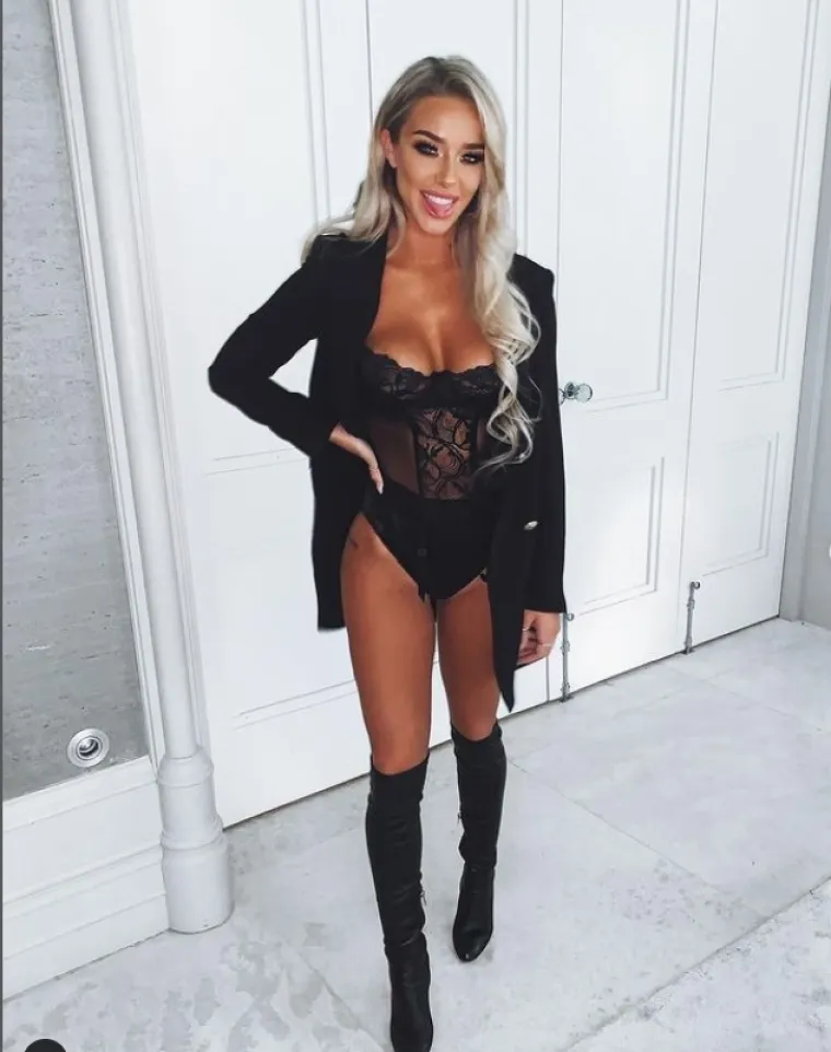 Na velikoj proslavi titule sve su oči bile uprte u nju: Provokativna plavu&scaron;a osvojila je zvijezdu Cityja, a on nju prstenom od tri milijuna