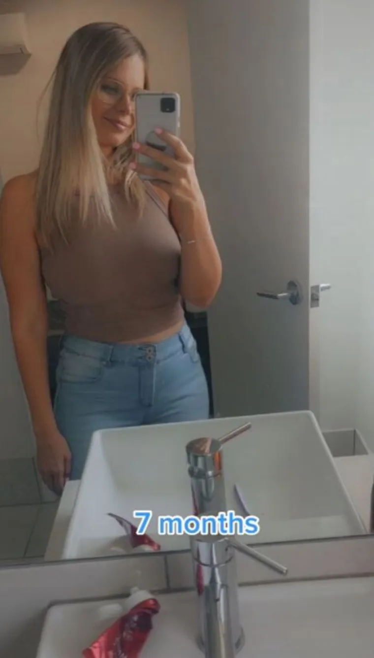 Neposredno prije poroda fotografirala je svoj trbuh i šokirala mnoge koliko je njezin trudnički trbuh zapravo malen. Otkrila je da je razlog zašto je njezin stomak izgledao tako sićušno činjenica da joj je beba bila smještena više prema leđima. Na fotografiji u sedmom mjesecu trudnoće mlada majka još uvijek nosi uske skinny traperice gdje joj se povećanje stomaka ne nadzire.