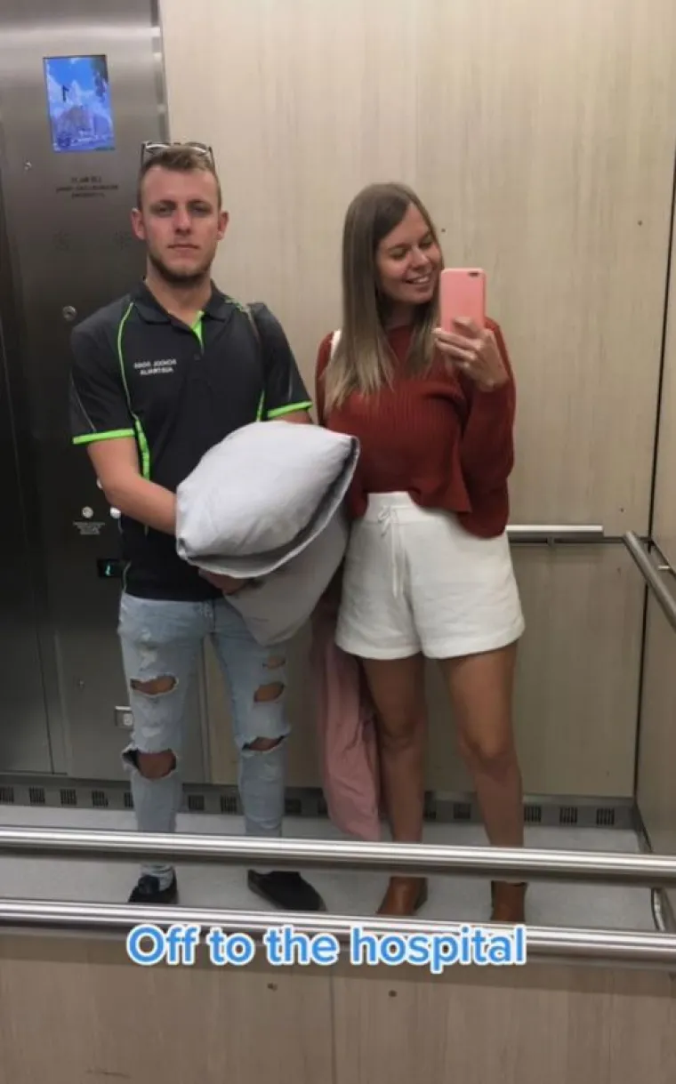 Na ovoj fotografiji je spremna za odlazak na porod. Njezin trudnički trbuh se također ne nazire dok nosi uske kratke hlačice visokog struka. Gledatelji videa ostali su zaprepašteni, a neki su se čak pitali kako beba može ondje stajati. Jedan je rekao: &quot;Kako se beba tu smjestila?&quot;