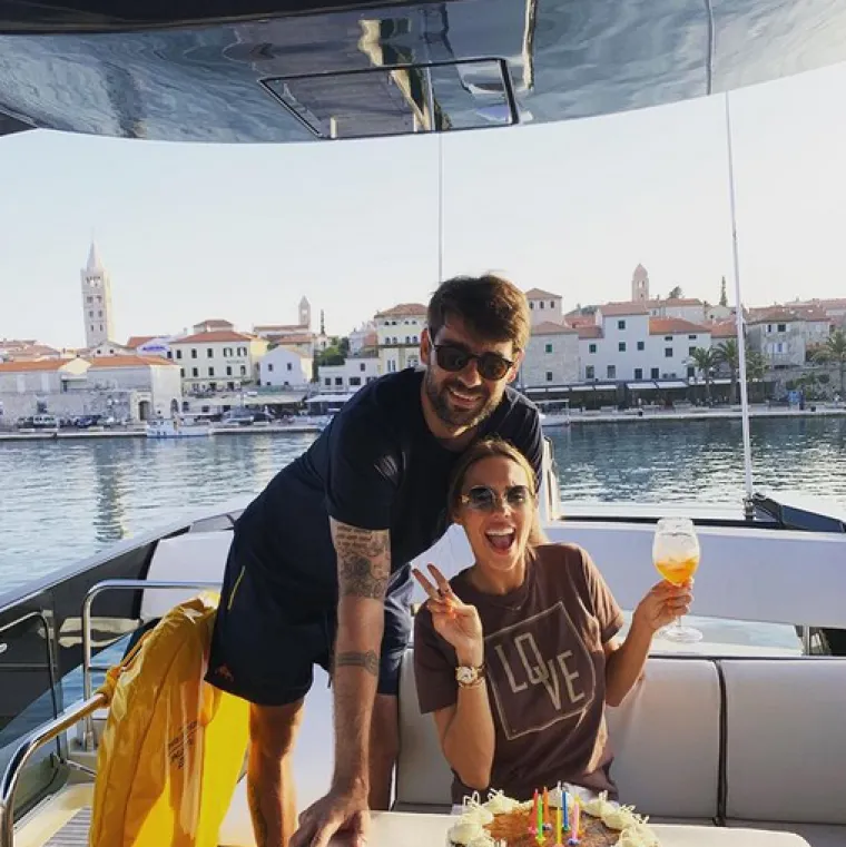 Nakon bajkovitog vjenčanja u Istri i života na različitim adresama, 2020. Vedran i Franka dobili su sina Viktora. Pjevačica je u intervjuu za RTL.hr otkrila da joj se život preokrenuo otkako je postala majka. &quot;Više nisi ti nego ste ti + jedan za cijeli život. Rijetko se priča o tome koliko je teško pomiriti i tvoj privatni i poslovni život i taj život majke. Nije lako, ali je najljepše. On je živahan, super, radoznao… Na mene je u tom pogledu! Uživamo s njim i u njegovu pogledu na svijet&quot;, priznala je Franka.