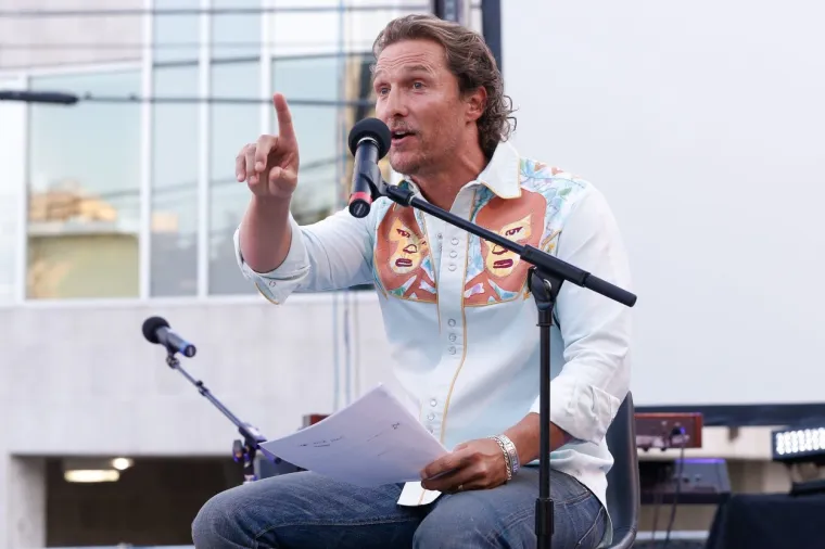 &quot;Još jednom smo tragično dokazali da ne uspijevamo biti odgovorni za prava koja nam daju naše slobode&quot;, napisao je McConaughey, započevši podužu poruku. &quot;Pravi poziv na akciju je da svaki Amerikanac dublje i dublje pogleda u ogledalo i zapita se, što je to što uistinu cijenimo? Kako da popravimo problem? Koje male žrtve možemo pojedinačno poduzeti danas, kako bismo sutra očuvali zdraviju i sigurniju naciju, državu i susjedstvo? Ne možemo ponovno uzdahnuti, opravdati se i prihvatiti ove tragične stvarnosti kao status quo.&quot;

Kasnije u objavi, glumac je dodao: &quot;Ovo je epidemija koju možemo kontrolirati, i na kojoj god strani prolaza stali, svi znamo da možemo bolje. Moramo bolje. Moraju se poduzeti mjere da nijedan roditelj ne mora iskusiti ono što su pretrpjeli roditelji u Uvaldeu i drugi prije njih.&quot;