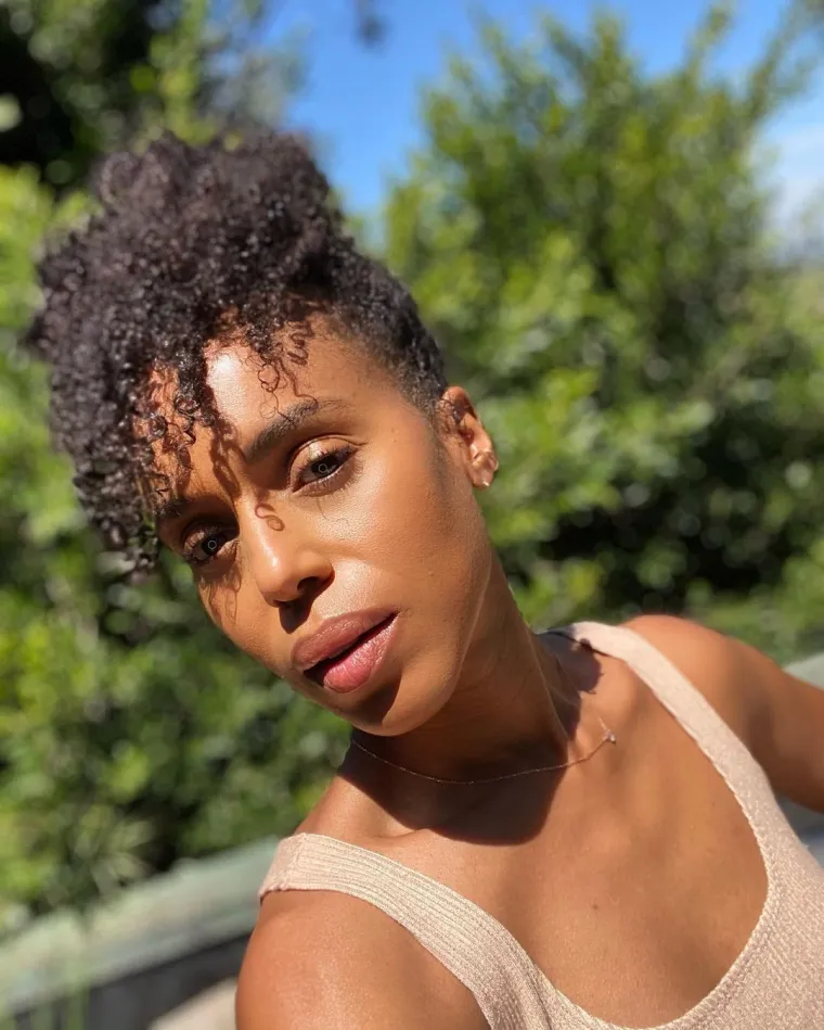 Javila se i glumica Kerry Washington. &quot;Kao majci, ovo mi je tragično nezamislivo. Škola bi trebala biti SIGURNO mjesto. Srce mi se slama od boli i patnje svakog člana obitelji i osobe povezane s današnjim događajima u Teksasu. Moje molitve su s vama&quot;, poručila je na Twitteru. 
