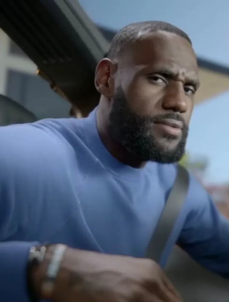 Tragediju u Teksasu komentirao je i košarkaš LeBron James. &quot;Mora doći do promjene! Mora je biti! Ovih dana se molim nebesima za svu djecu u školama&quot;, napisao je košarkaš na Twitteru. &quot;Moje misli i molitve su uz obitelji koje su izgubile svoje voljene u osnovnoj školi Robb u Uvaldeu u Teksasu. Čovječe, kad će ovo prestati! To su djeca i stalno ih dovodimo u opasnost u školi. Ozbiljno, &apos;u školi&apos;, a tamo bi trebalo valjda biti najsigurnije&quot;, ranije je napisao LeBron James.